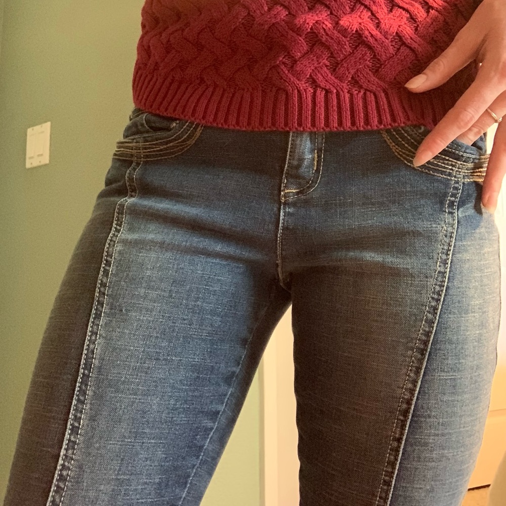 Great butt hugging seam split DKNY capris